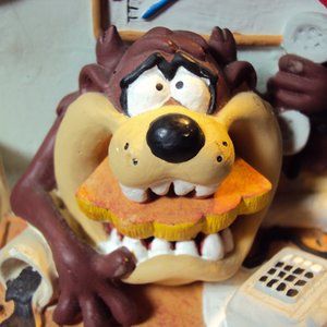 Tazmanian Devil Vintage Looney Tunes Figurine clock.